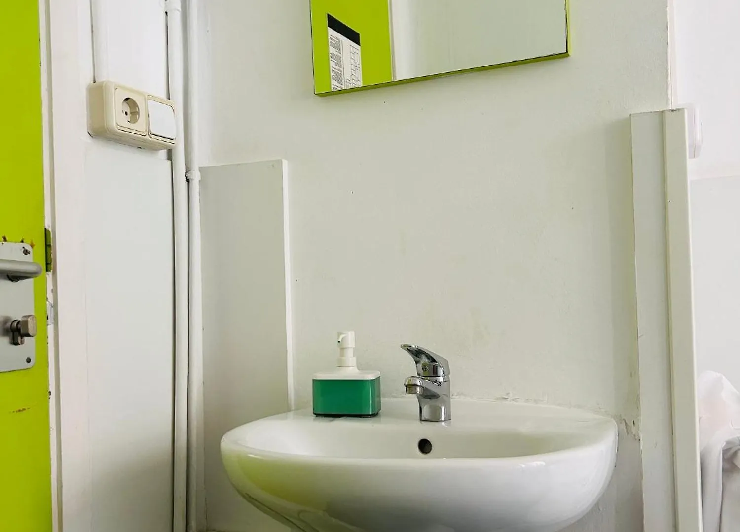 Central And Basic Universitat For Young Hostel Barcelona