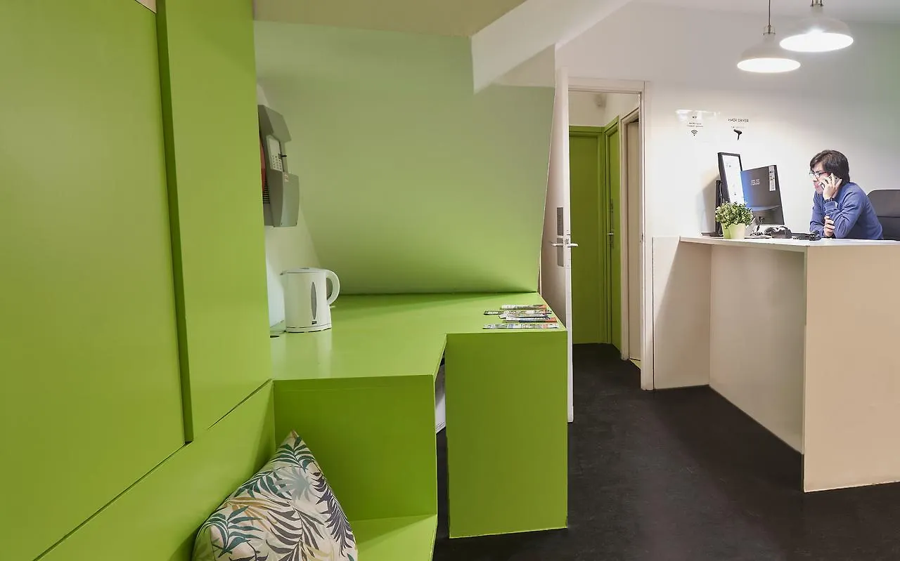 Central And Basic Universitat For Young Hostel Barcelona Spain