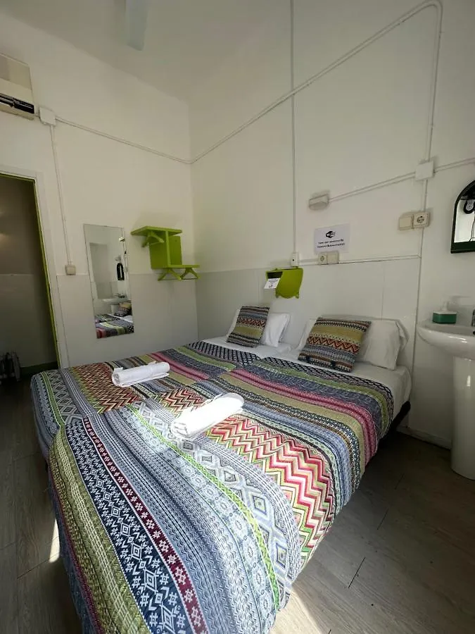 Guest house Central And Basic Universitat For Young Hostel Barcelona Spain