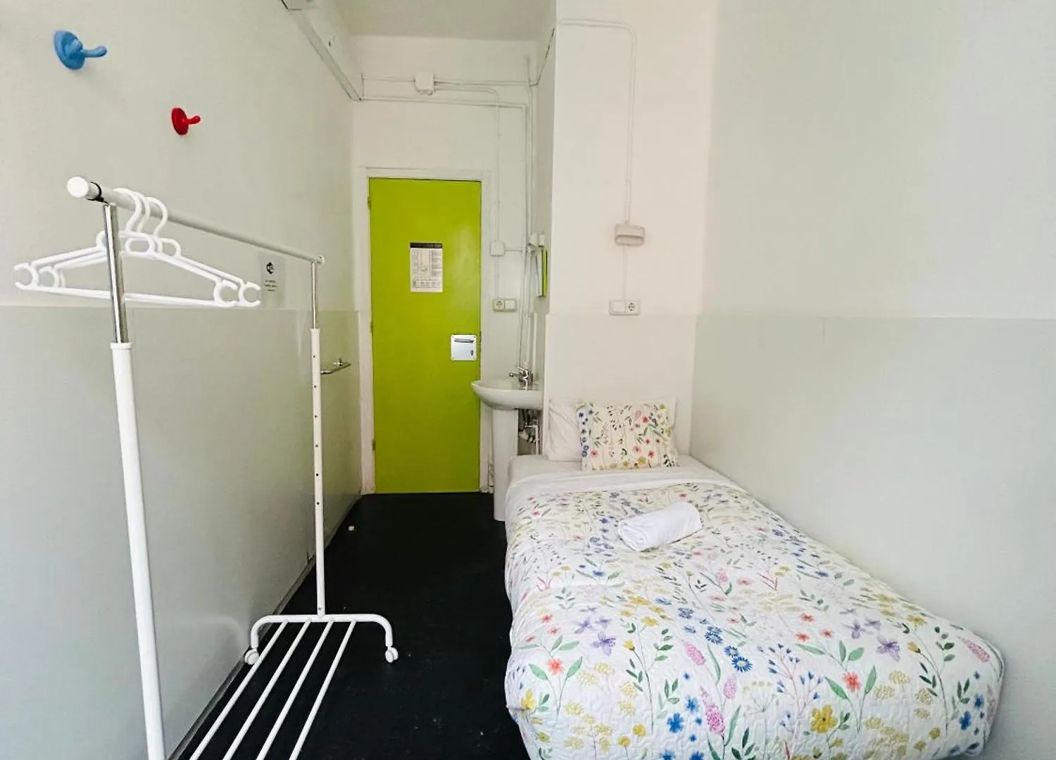 Central And Basic Universitat For Young Hostel Barcelona