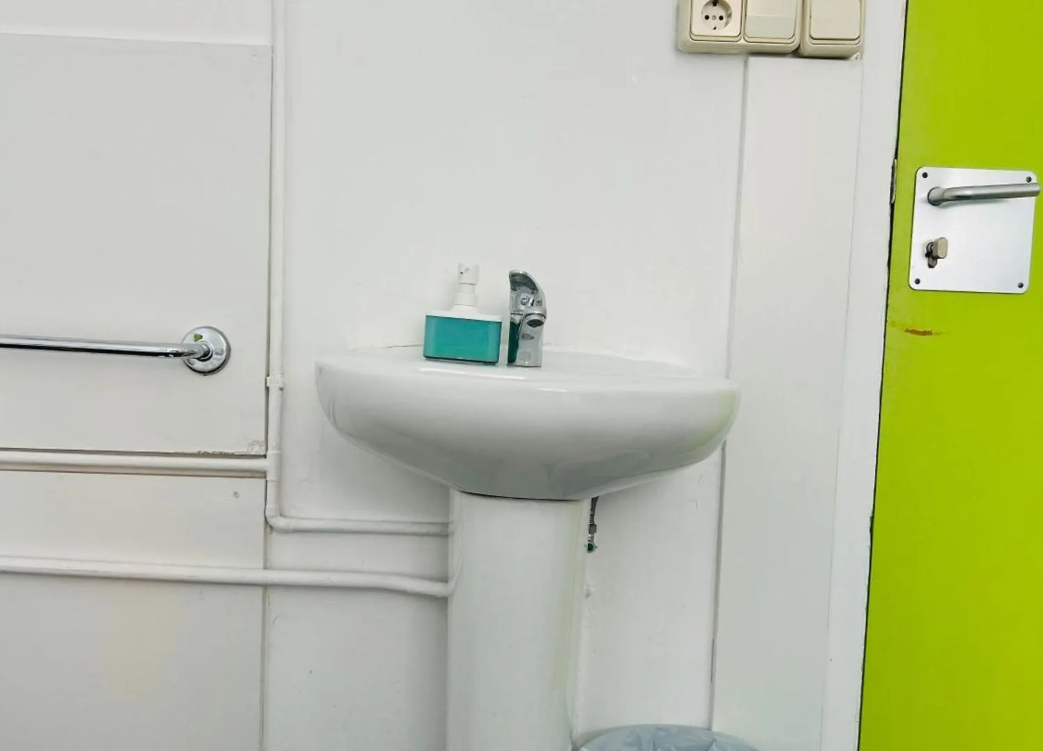 Guest house Central And Basic Universitat For Young Hostel Barcelona Spain