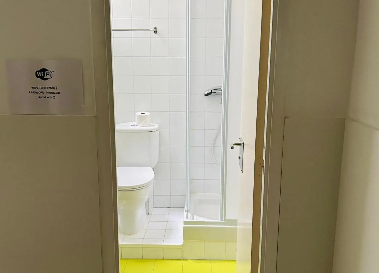 Central And Basic Universitat For Young Hostel Barcelona Spain