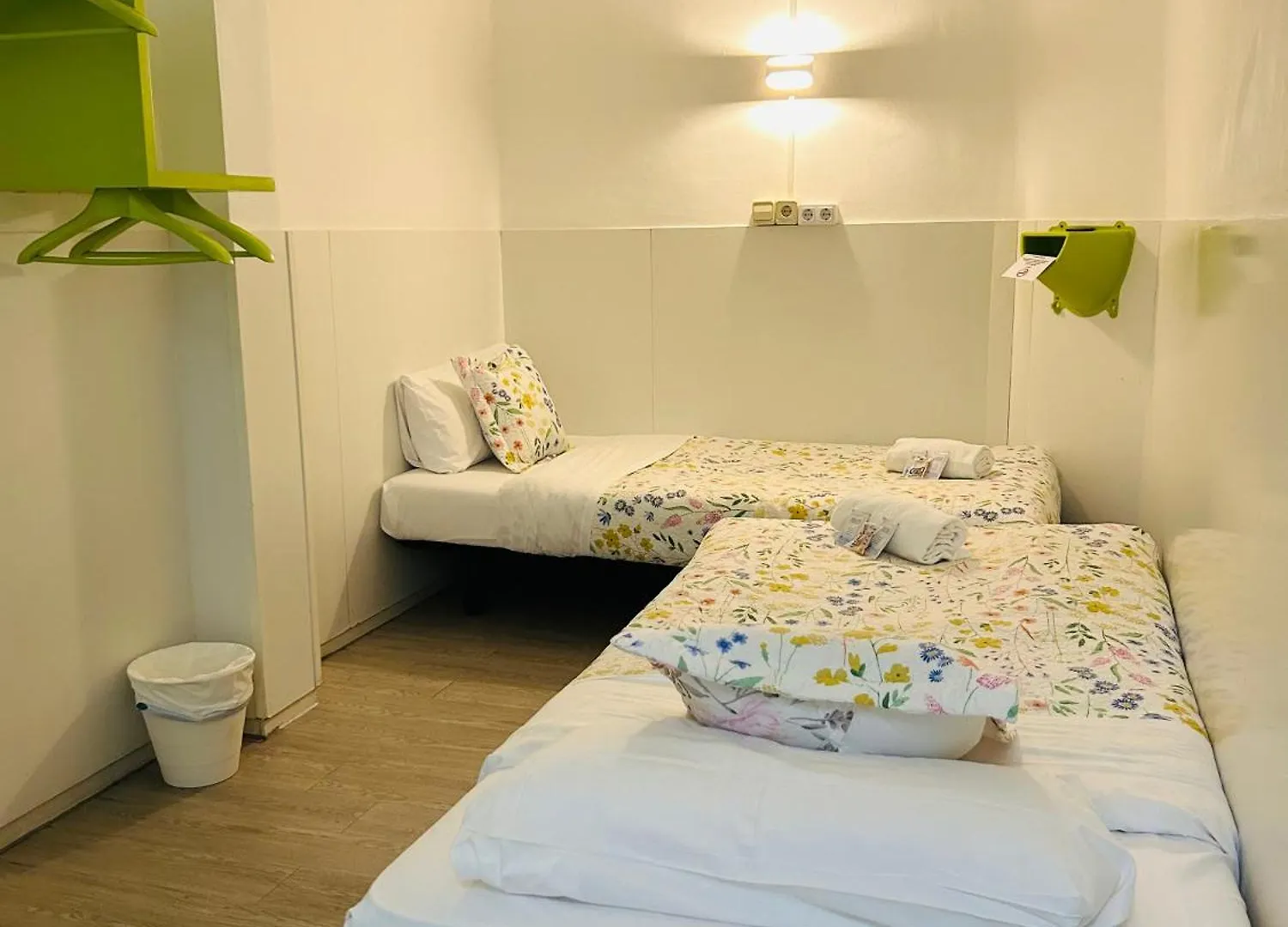 Central And Basic Universitat For Young Hostel Barcelona 0*,  Spain