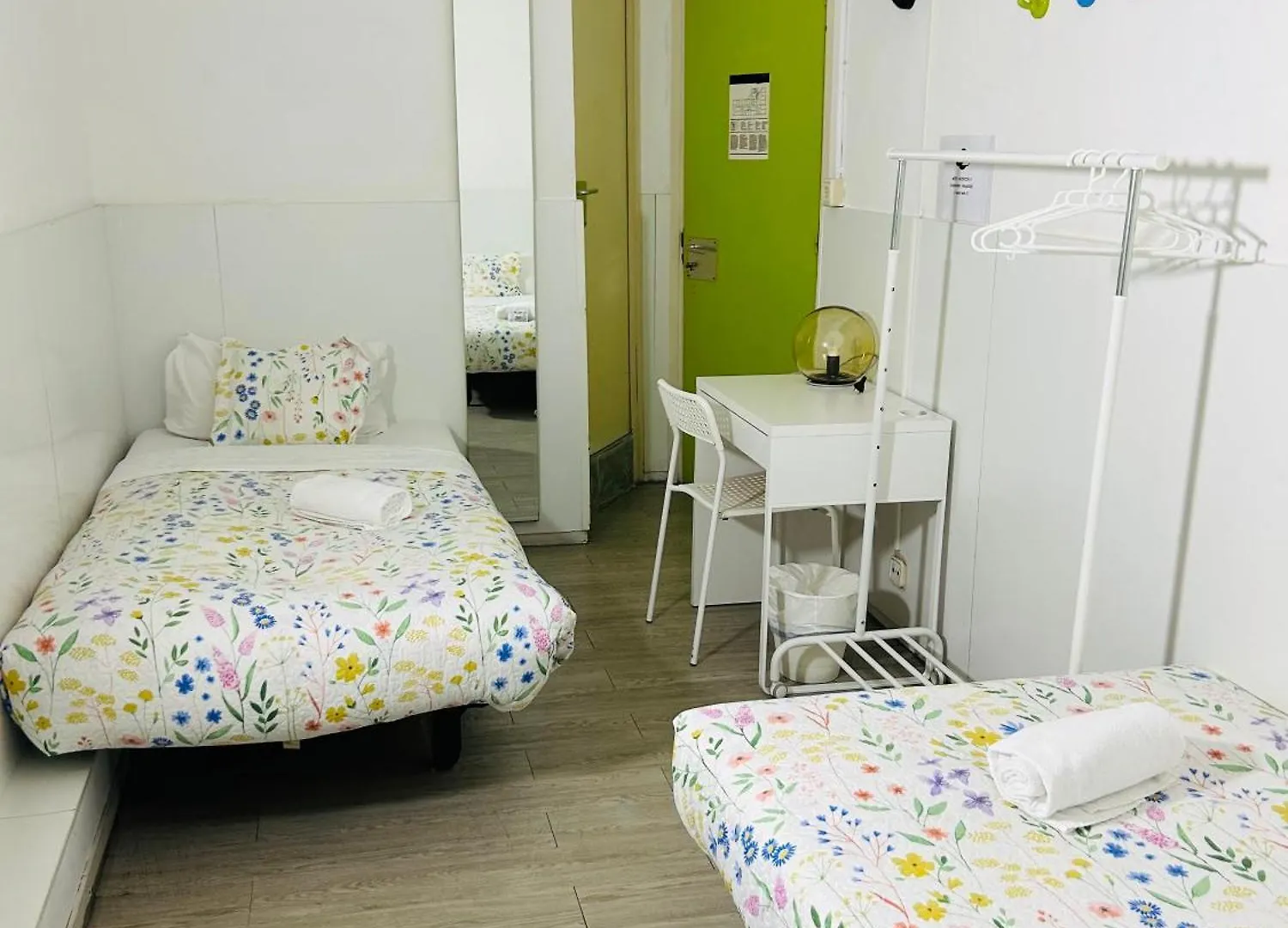 Guest house Central And Basic Universitat For Young Hostel Barcelona Spain