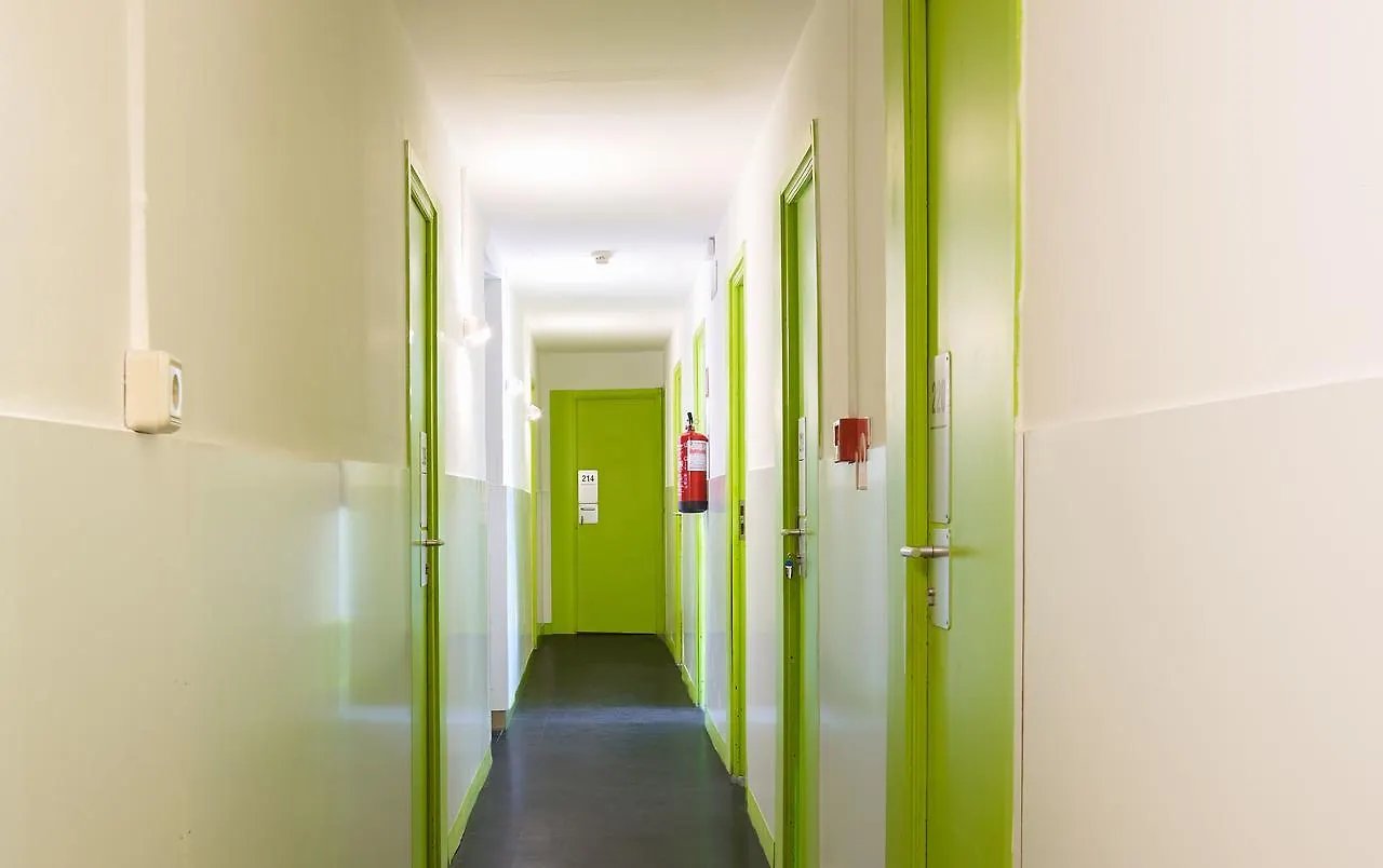 Central And Basic Universitat For Young Hostel Barcelona