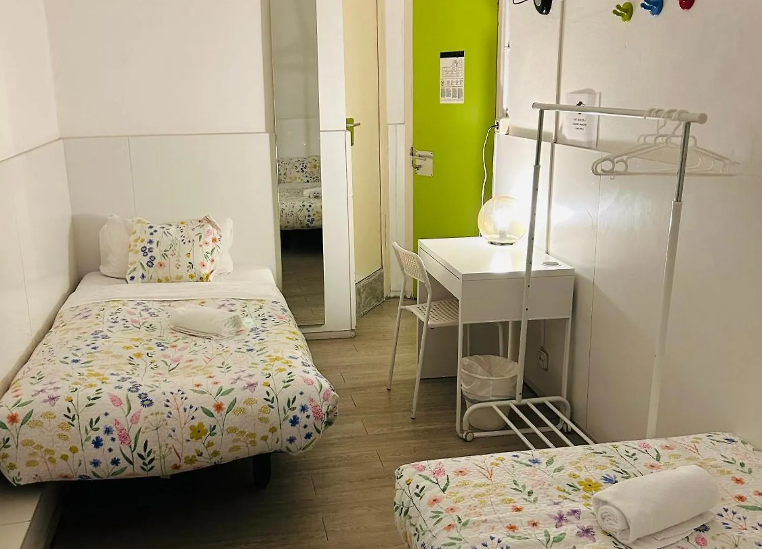 Central And Basic Universitat For Young Hostel Barcelona 0*,